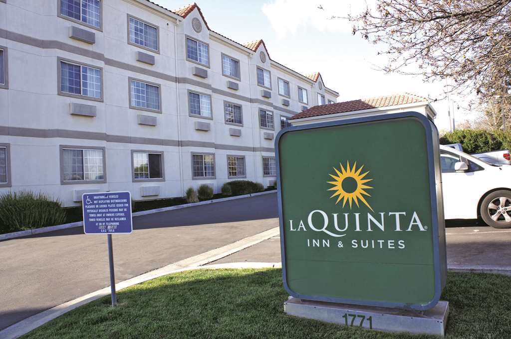 La Quinta By Wyndham Davis Hotel Exterior foto